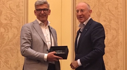 663HPE Discover 2017 Award1 crop2