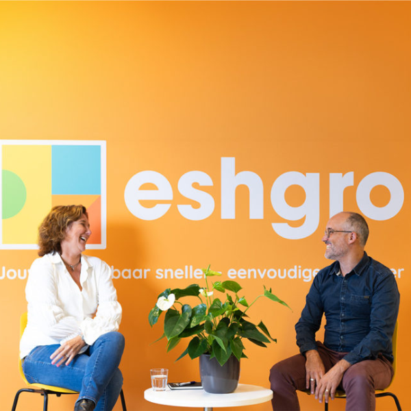 2 mensen aan het lachen voor een Eshgro muur