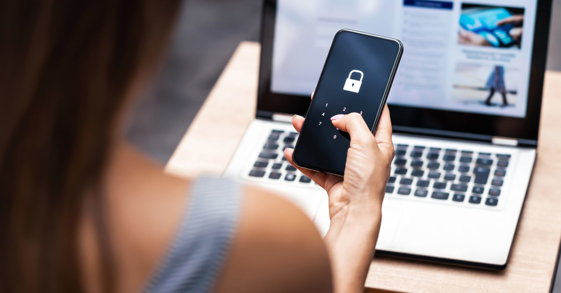 Vrouw beschermt zich tegen ransomware