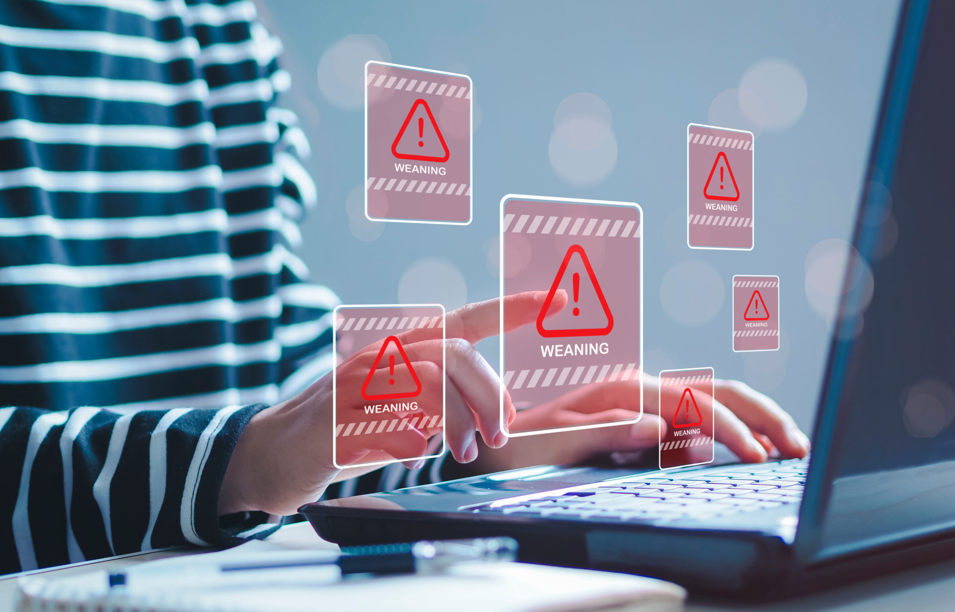 Een computersysteem krijgt notificaties van een DDoS aanval.
