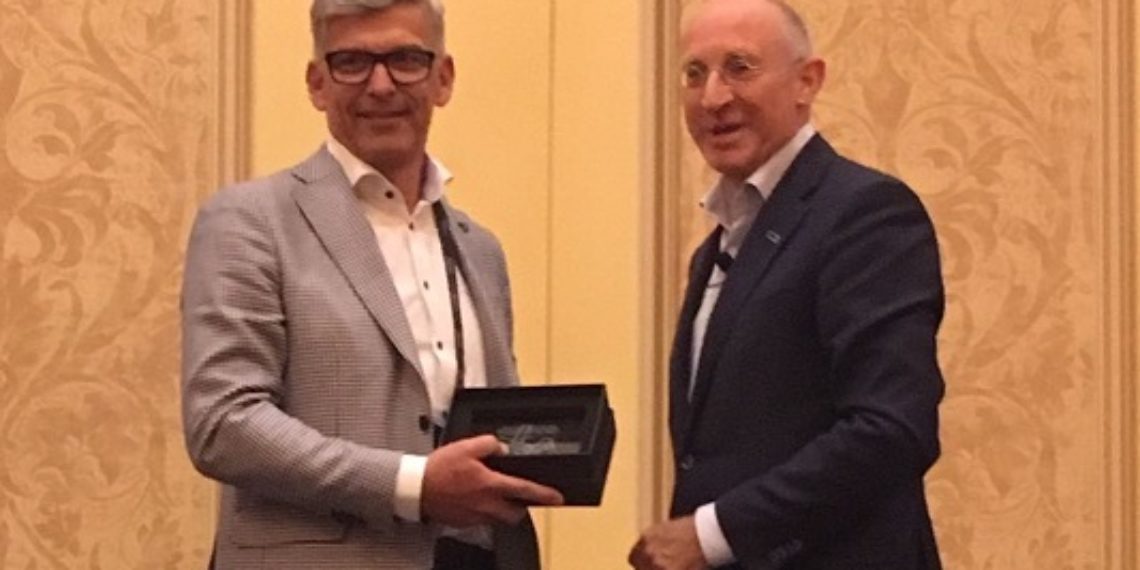 663HPE-Discover-2017-Award1-crop2