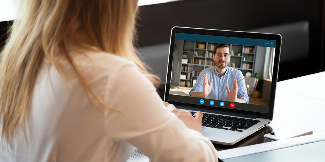 Vrouw die aan het videobellen is