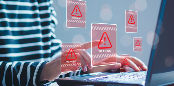 Een computersysteem krijgt notificaties van een DDoS aanval.