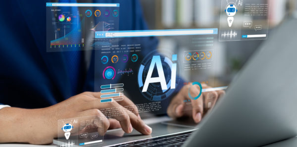 Afbeelding van een persoon die achter de computer werkt met Microsoft Copilot.