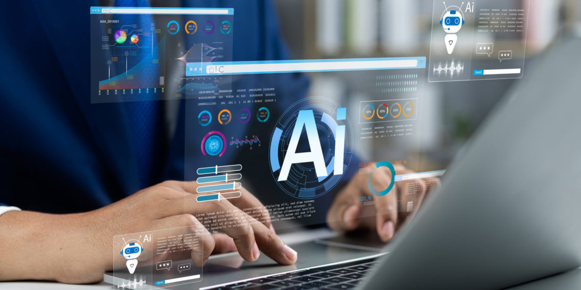 Afbeelding van een persoon die achter de computer werkt met Microsoft Copilot.