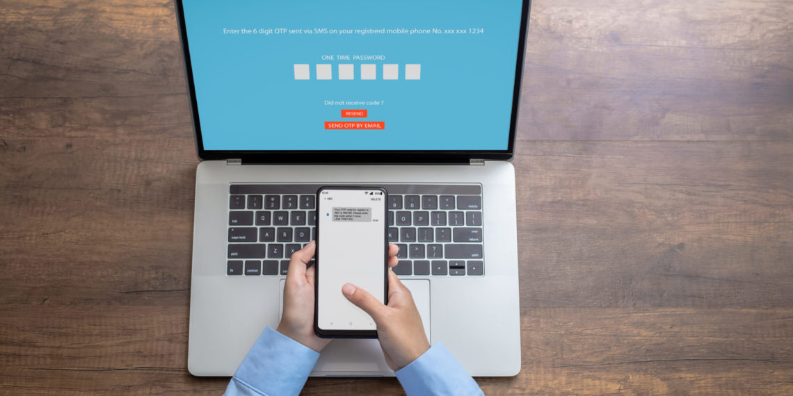 Iemand die een authenticator invult