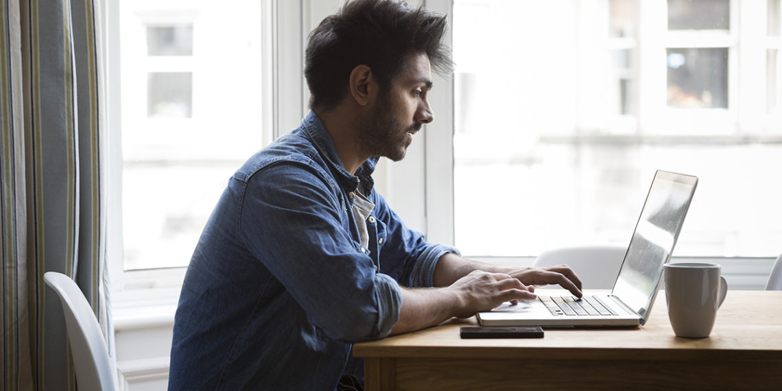 Man aan het werk achter de laptop